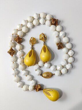 Vintage Hattie Carnegie Bakelite Lucite Jewelry Set